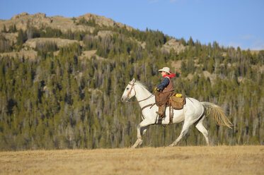 USA, Wyoming, junger Cowboy beim Reiten - RUEF001375
