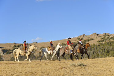 USA, Wyoming, vier reitende Cowboys - RUEF001376