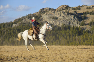 USA, Wyoming, junger reitender Cowboy - RUEF001381