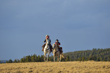 USA, Wyoming, zwei junge Cowboys reiten - RUEF001384