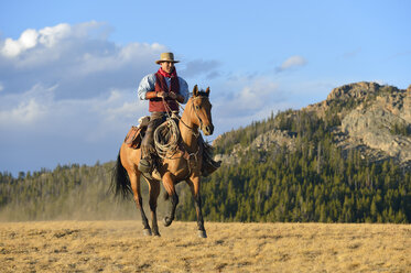 USA, Wyoming, reitender Cowboy - RUEF001385