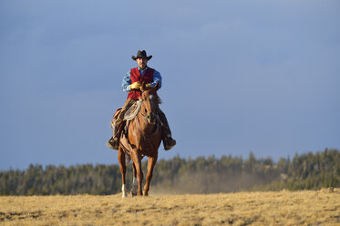 USA, Wyoming, reitender Cowboy - RUEF001386