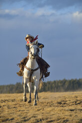 USA, Wyoming, junger Cowboy beim Reiten - RUEF001387