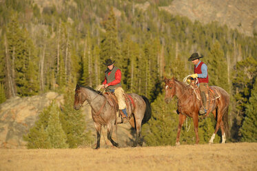 USA, Wyoming, zwei reitende Cowboys - RUEF001393