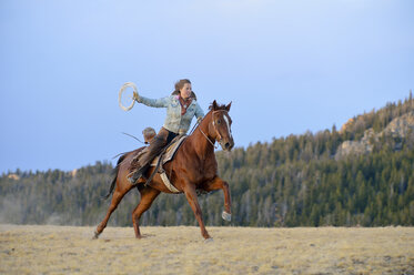 USA, Wyoming, reitendes Cowgirl mit Lasso - RUEF001399