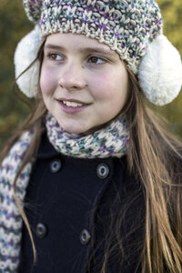 Porträt eines Mädchens mit Ohrenschützer und Wollmütze - MGOF000004