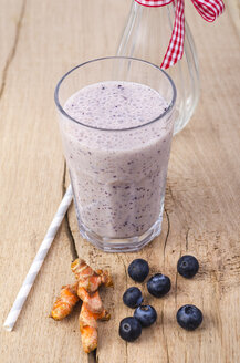 Glas Heidelbeer-Smoothie, Kurkuma und Heidelbeeren auf Holz - ODF001004