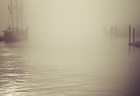 Deutschland, Hamburg, Segelschiff im Nebel - KRPF001174