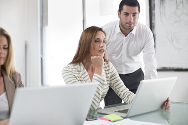 Geschäftsfrauen und Geschäftsmann im Büro arbeiten an Laptops - ZEF003154