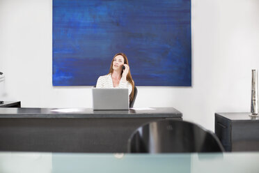 Geschäftsfrau in modernem Büro im Gespräch am Telefon - ZEF003108