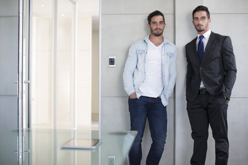 Lässig und formell gekleidete männliche Zwillinge im Büro - ZEF003139