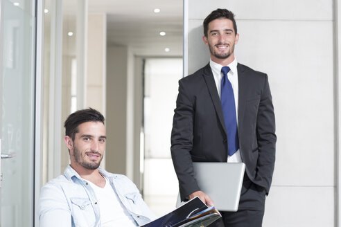 Lässig und formell gekleidete männliche Zwillinge im Büro - ZEF003144