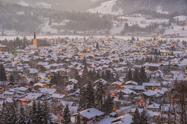 Deutschland, Bayern, Blick auf das schneebedeckte, beleuchtete Oberstdorf in der Dämmerung - WGF000561