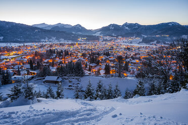 Deutschland, Bayern, Blick auf das schneebedeckte, beleuchtete Oberstdorf vor den Allgäuer Alpen - WGF000562