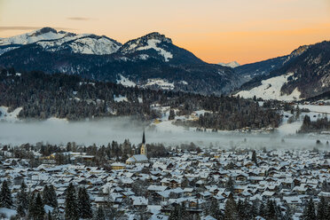 Deutschland, Bayern, Blick auf die Allgäuer Alpen mit dem schneebedeckten Oberstdorf im Vordergrund - WGF000563