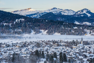 Deutschland, Bayern, Blick auf die Allgäuer Alpen mit dem schneebedeckten Oberstdorf im Vordergrund - WG000564
