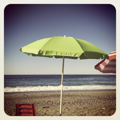 Italien, Ligurien, Riviera di Levante, Sonnenschirm am Strand - GWF003454