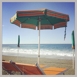 Italien, Ligurien, Riviera di Levante, Sonnenschirme am Strand - GWF003456