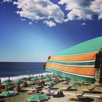 Italien, Ligurien, Cinque Terre, Monterosso al Mare, Touristen am Strand - GWF003457