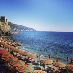 Italien, Ligurien, Cinque Terre, Monterosso al Mare, Touristen am Strand - GWF003461