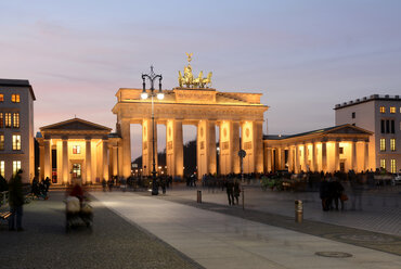 Deutschland, Berlin, Brandenburger Tor, Pariser Platz am Abend - BFRF000840