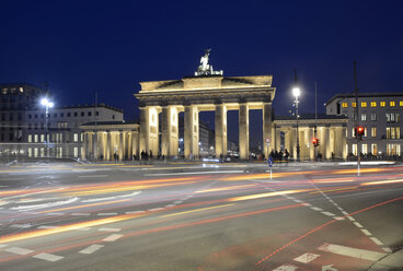 Deutschland, Berlin, Brandenburger Tor, Platz des 18. März am Abend - BFRF000841