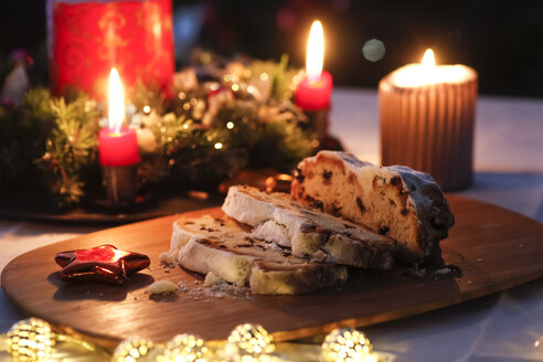 Geschnittener Stollen und brennende Kerzen zur Adventszeit - JTF000606