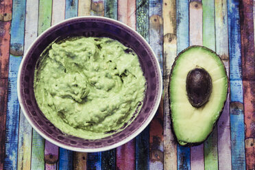 Bowl of guacamole and sliced avocado - SARF001225