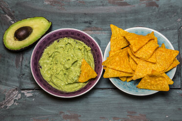 Guacamole, in Scheiben geschnittene Avocado und Tortilla-Chips - SARF001226