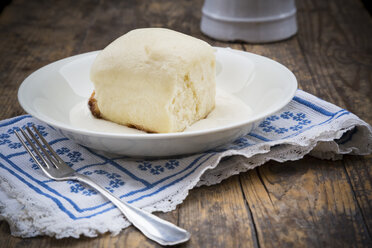 Hefeknödel mit Vanillesoße - LVF002564