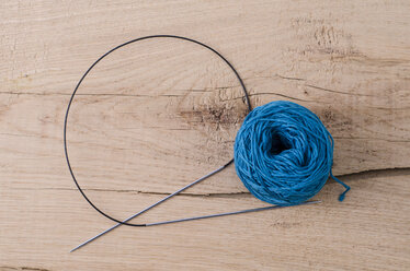 Blue ball of wool and knitting needle on wood - ODF001022