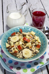 Gesundes Frühstück mit Müsli, Obst, Milch und Saft - SARF001215