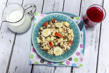 Gesundes Frühstück mit Müsli, Obst, Milch und Saft - SARF001216