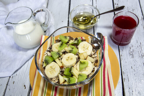 Gesundes Frühstück mit Müsli, Obst, Milch, Agavensirup und Saft - SARF001217