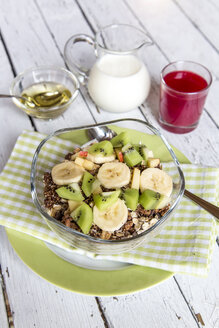 Gesundes Frühstück mit Müsli, Obst, Milch, Agavensirup und Saft - SAR001221