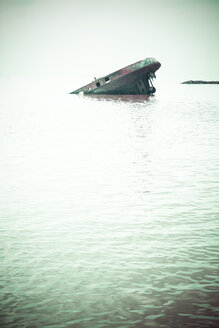 Deutschland, hamburg Schiffswrack im Wasser - KRP001177