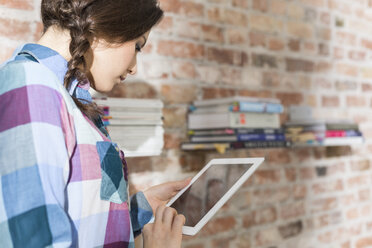 Junge Frau benutzt digitales Tablet im Büro - WESTF020610