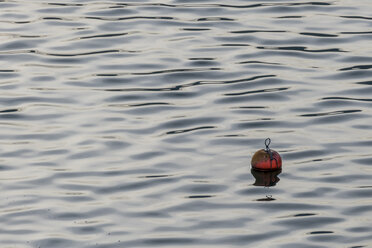 Boje auf der Wasseroberfläche eines Sees - EJWF000606