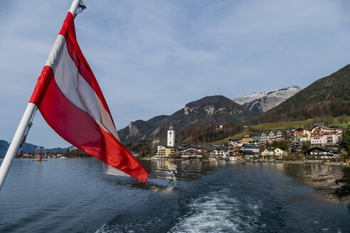 Österreich, Land Salzburg, St. Wolfgang am Wolfgangsee mit Fahne im Vordergrund - EJWF000607