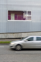 Österreich, Linz, Fenster mit Spiegelung in einem modernen Wohnhaus - EJW000609