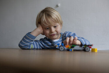 Kleiner Junge spielt mit Spielzeugauto - RB002234