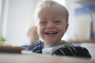 Porträt eines lachenden kleinen Jungen - RB002252