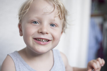 Portrait of smiling little boy - RB002246