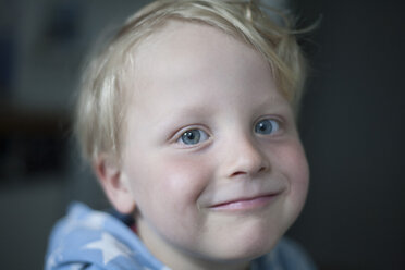 Porträt eines lächelnden kleinen Jungen - RB002247