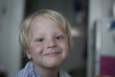 Portrait of smiling little boy - RB002248