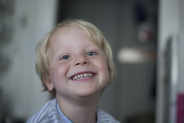 Porträt eines lächelnden kleinen Jungen - RB002249