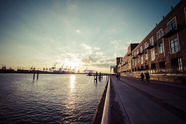 Deutschland, Hamburg, Sonnenuntergang an der Elbe - KRP001255