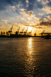 Deutschland, Hamburg, Containerkräne bei Sonnenuntergang - KRPF001279