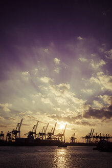 Deutschland, Hamburg, Containerkräne bei Sonnenuntergang - KRP001256