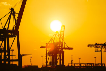 Deutschland, Hamburg, Containerkräne bei Sonnenuntergang - KRPF001280